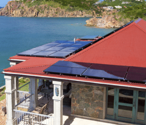 Photo d'une maison au bord de mer à la Réunion avec des modules photovoltaïques sur la toiture